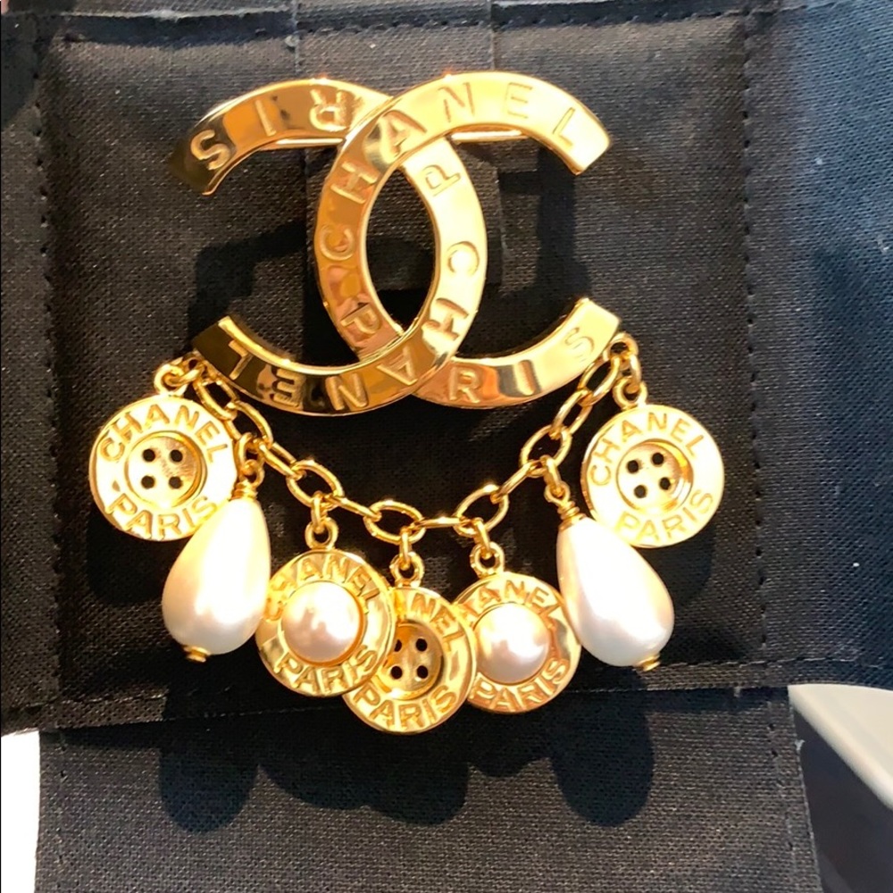 Sold out Chanel Broch